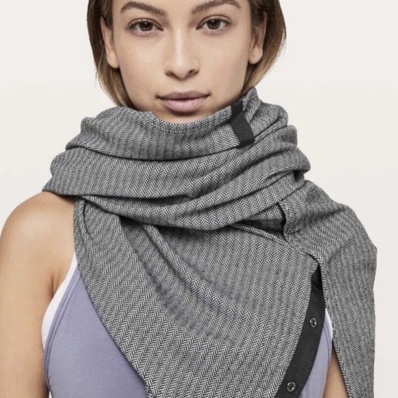 Lululemon Vinyasa Snap Scarf/Wrap/Cover Up Heathered Gray/White Stripe. - Picture 10 of 11